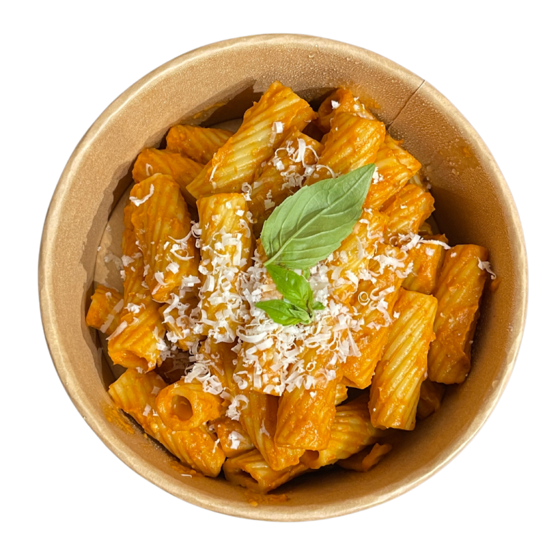 Rigatoni al pesto rosso amb avellanes torrades
