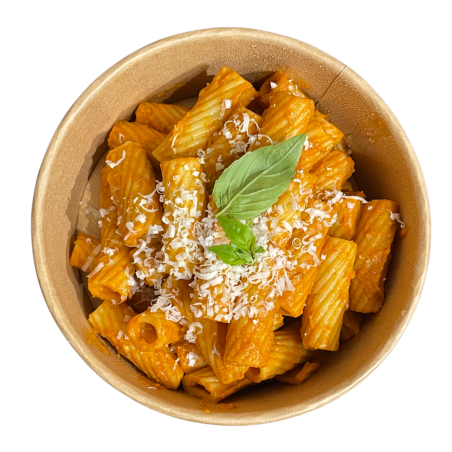 Rigatoni al pesto rosso con avellanas tostadas
