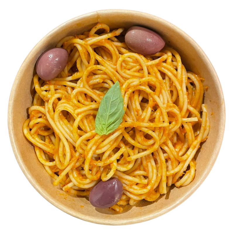 Espaguettis al pesto rosso amb olives de Kalamata