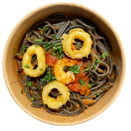 Spaguetti nero di sepia a la marinera con calamares y langostinos