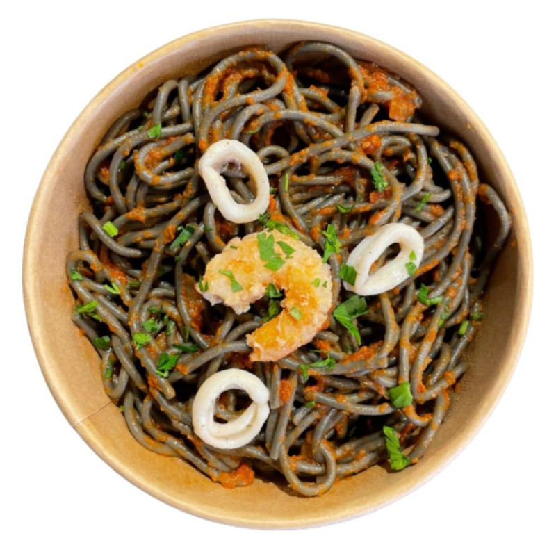 Spaguetti nero di sepia a la marinera amb calamars i llagostins