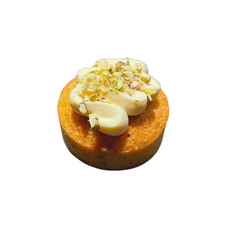 Financier de pistacho con cremoso de chocolate blanco