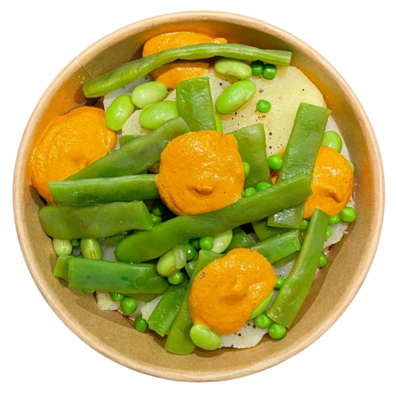 Mongetes verdes amb patates, pèsols i edamame amb salsa romesco