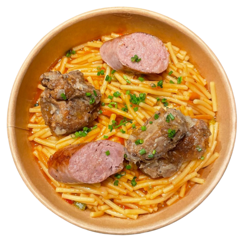 Fideos a la cazuela con butifarra y costilla de cerdo