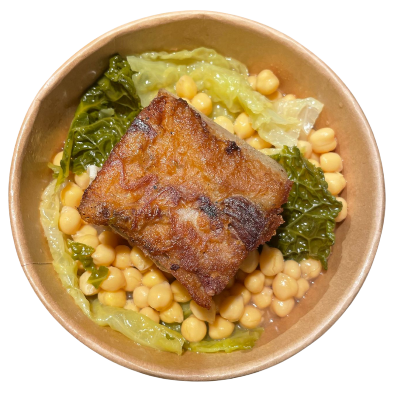 Tarrina de cerdo, ternera y pollo con garbanzos y col