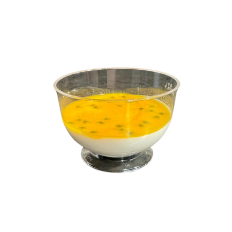 Mousse de yogur con salsa tropical