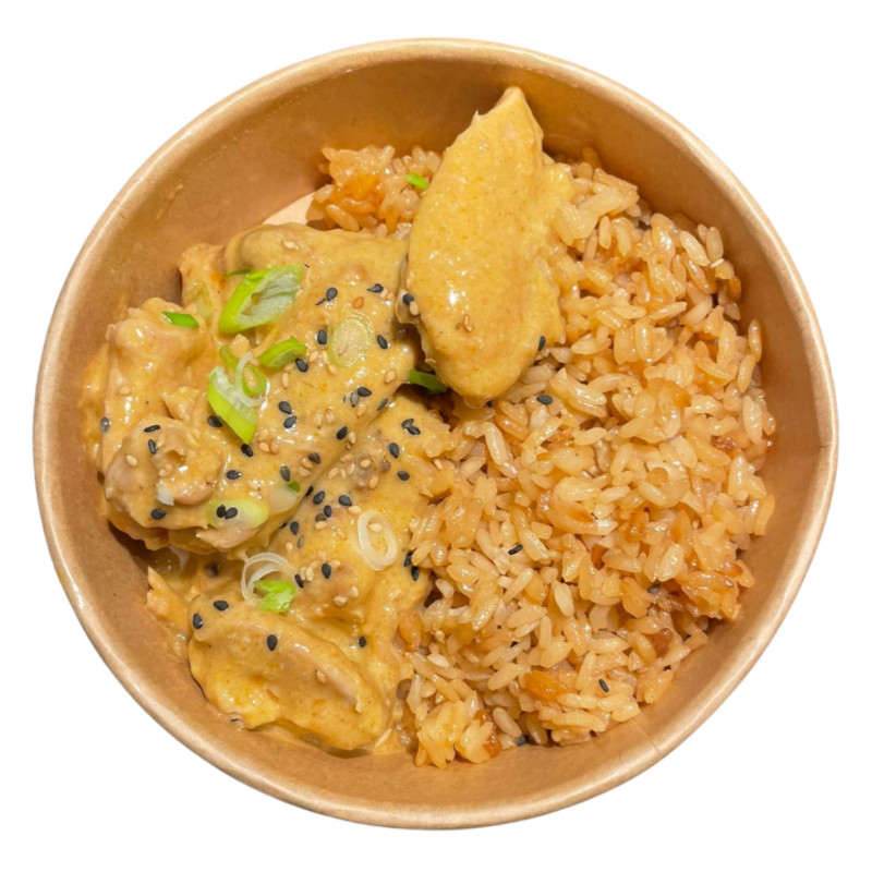 Pollo Satay con arroz de sésamo
