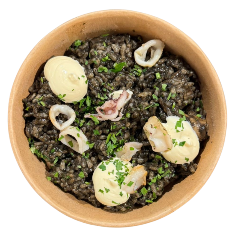 Arròs negre amb calamar saltejat i maionesa cítrica