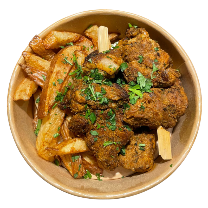 Brochetas de cerdo marinado con patatas chips