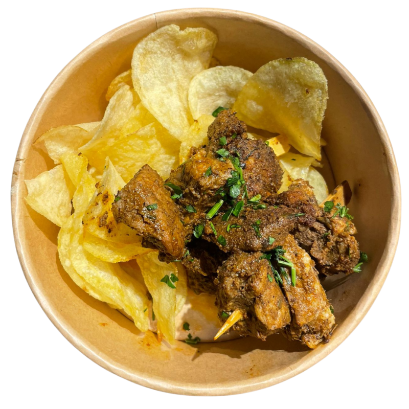 Broquetes de porc marinat amb patates xips