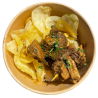 Brochetas de cerdo marinado con patatas chips
