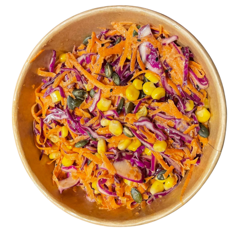 Ensalada de col lombarda, zanahoria, cebolla y maiz con sésamo