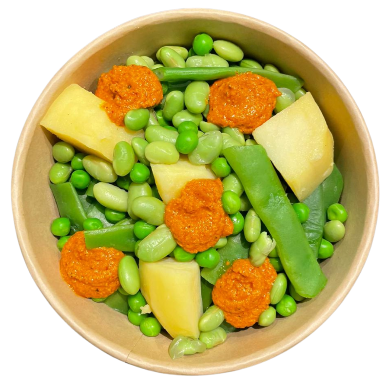 Judías verdes con patatas, guisantes y edamame con salsa romesco