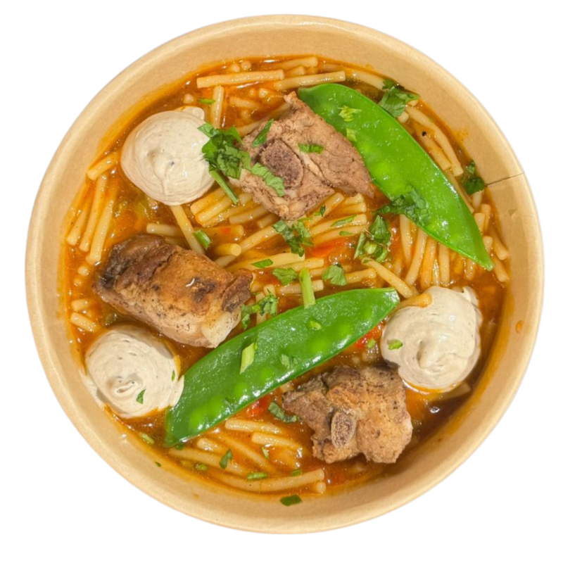 Fideos a la cazuela con costillas, tirabeques y alioli de ajo negro