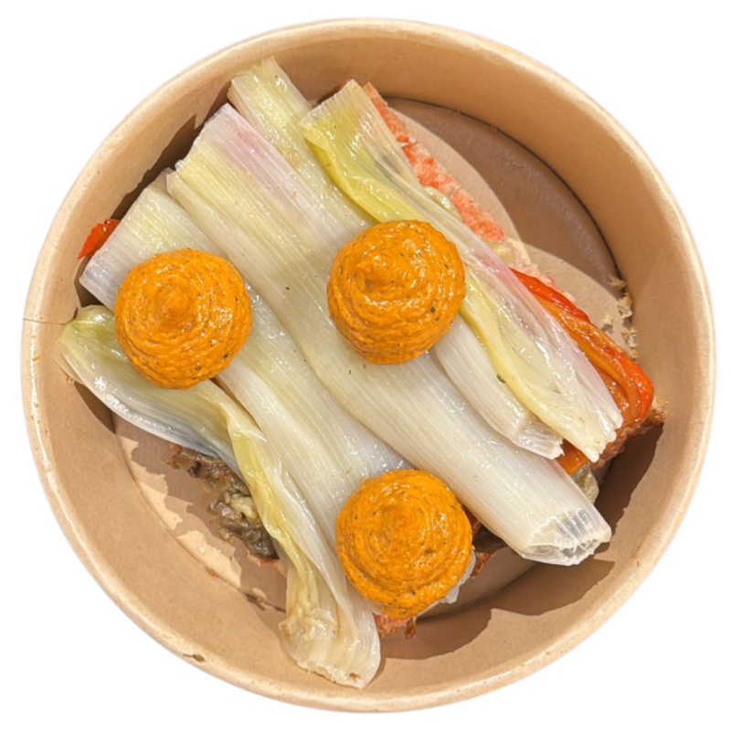 Coca de escalivada con calçot y romesco