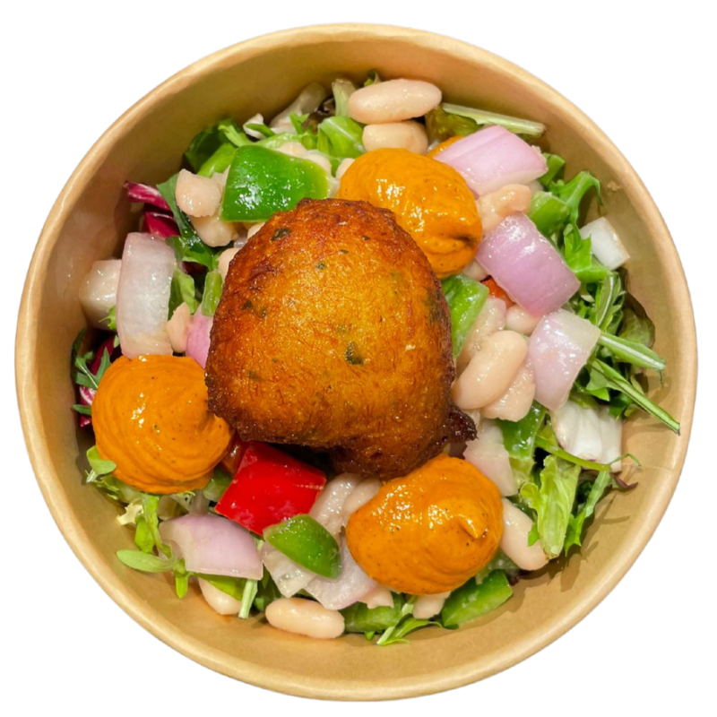 Ensalada con alubias, buñuelo de bacalao y romesco