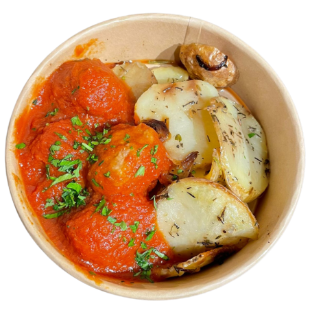 Albóndigas con patata panadera, cebolla y hierbas