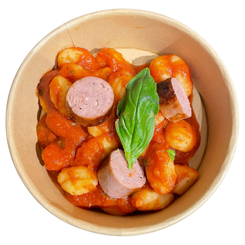 Gnocchis al pomodoro con butifarra y albahaca