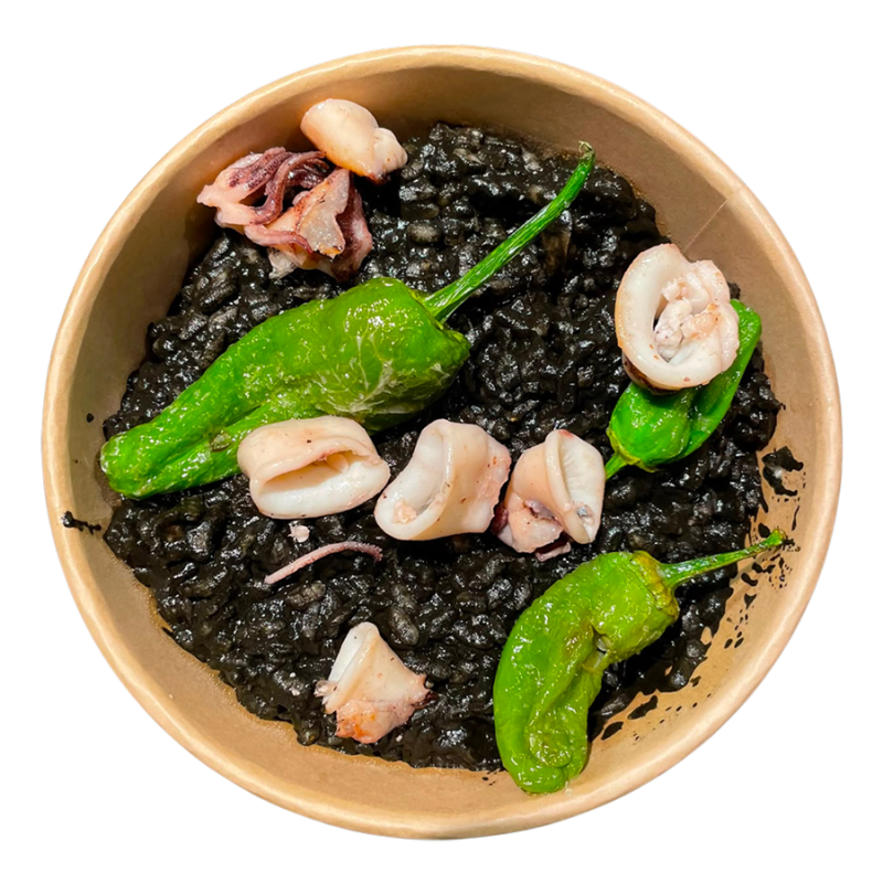 Arroz negro con calamar salteado y pimientos del Padrón