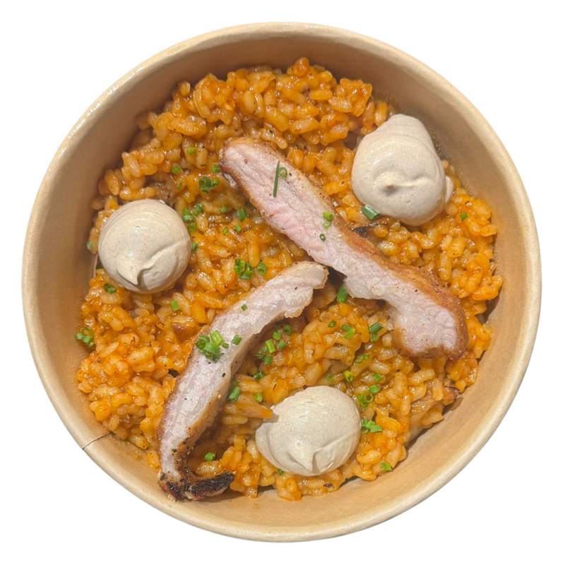 Arròs de secret ibèric i bolets amb allioli d'all negre