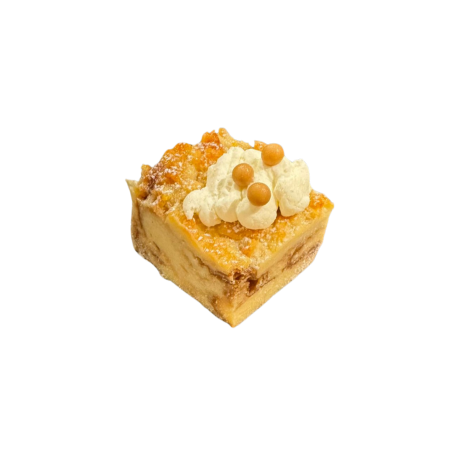 Pudding de pan brioche con naranja, almendra y chantilly