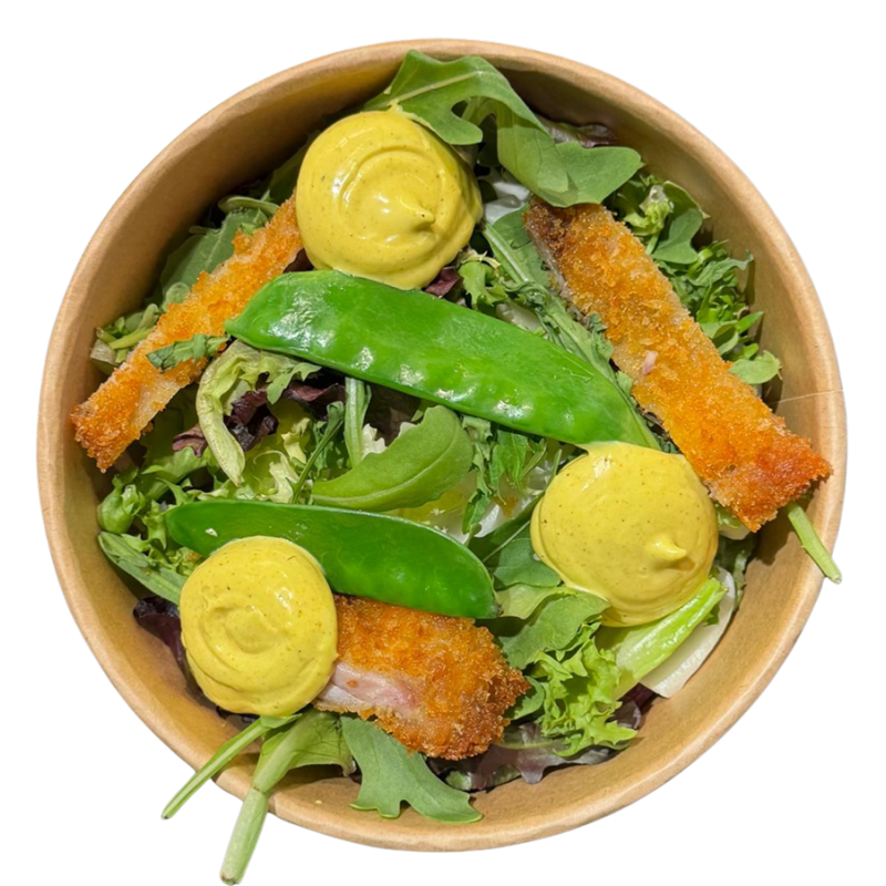 Ensalada de pollo crunchy. mayonesa suave de curry y tirabeques