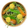 Ensalada de pollo crunchy. mayonesa suave de curry y tirabeques