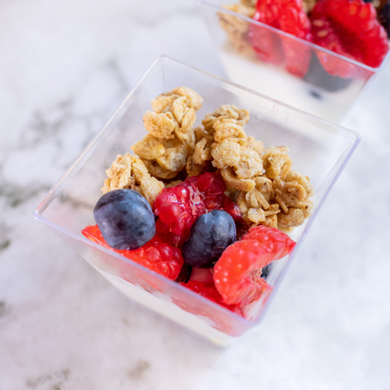 Bol de iogur amb granola i fruits vermells