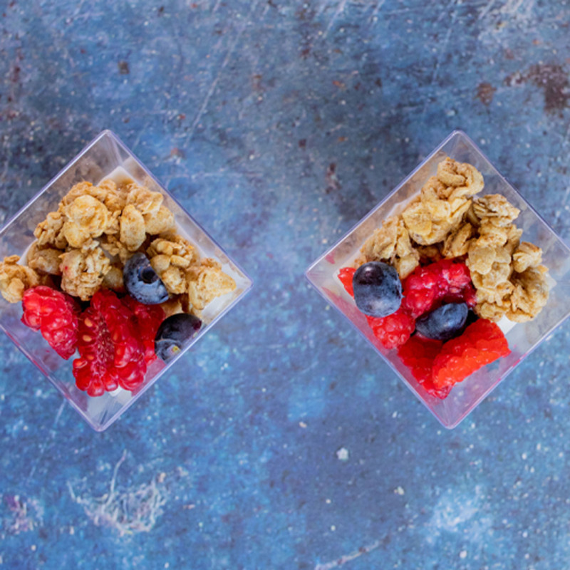 Bol de iogur amb granola i fruits vermells