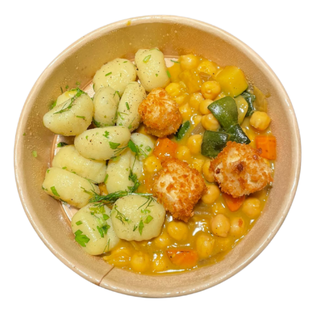 Curry de verduras, garbanzos y tofu con gnocchis a las hierbas frescas