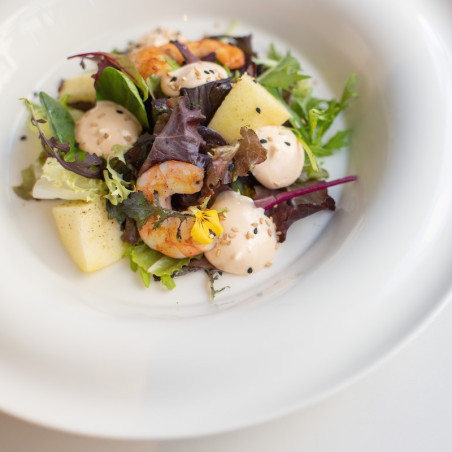 Ensalada cocktail con langostinos y manzana