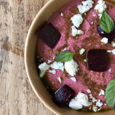 Hummus de remolacha con feta y hierbas