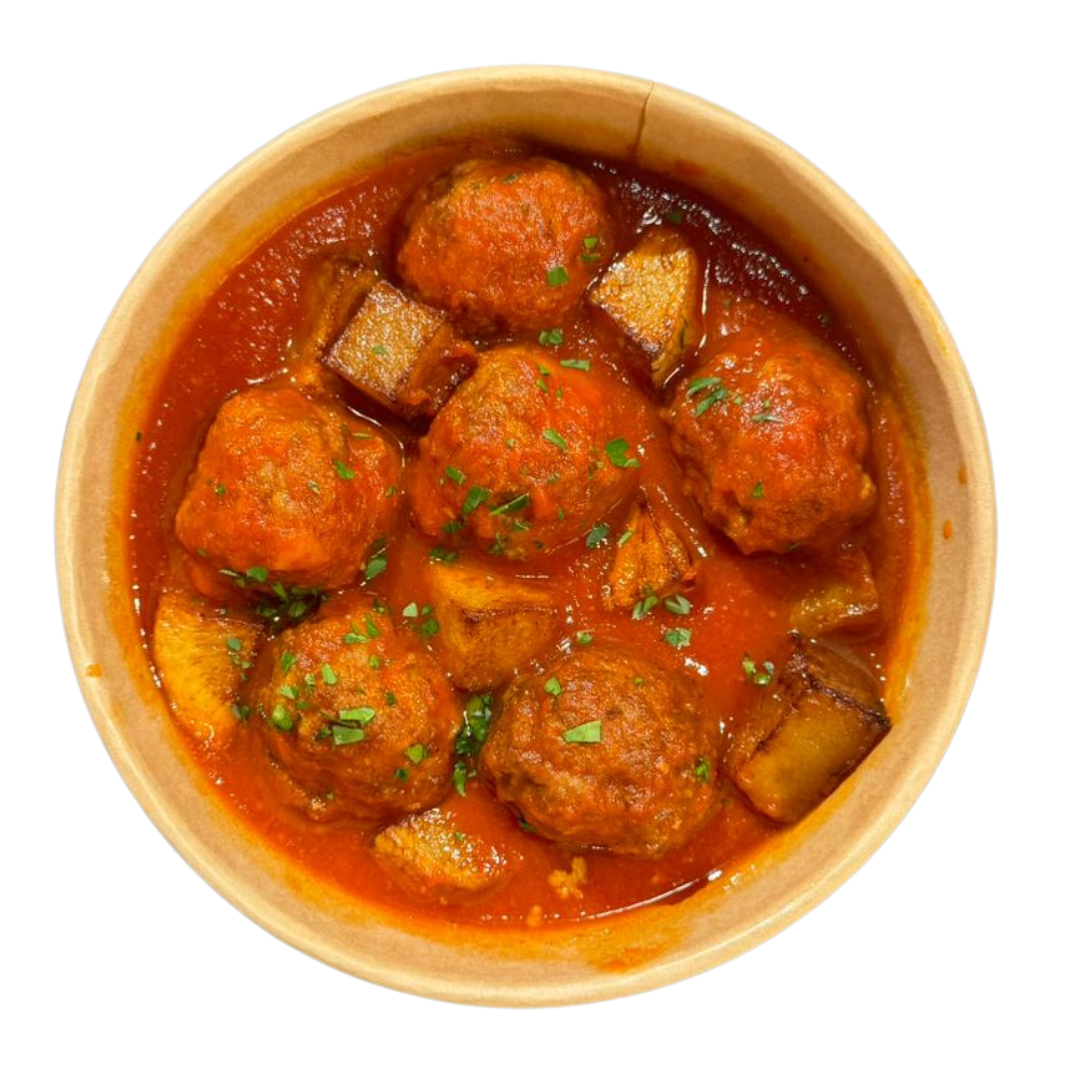 Albóndigas Con Tomate Y Patatas Fritas